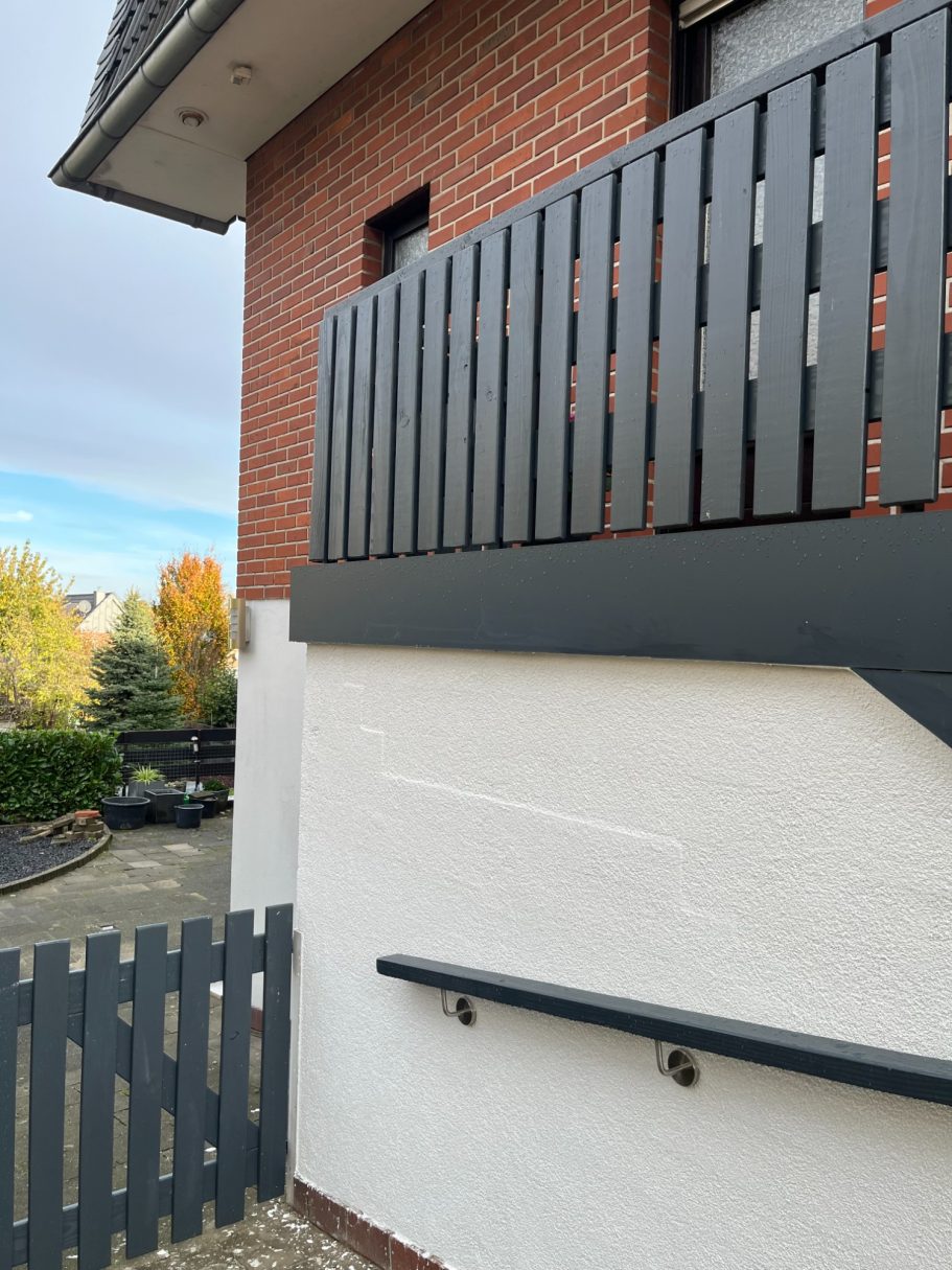 Verkleidung mit HPL Platten und Monatge eines Handlaufs